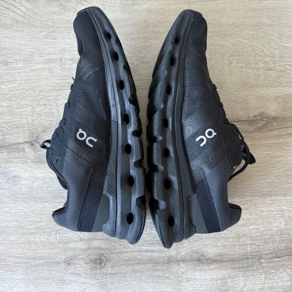 ON Women’s CLOUDRUNNER Black Waterprroof Running Shoe Size 7 - Picture 6 of 11